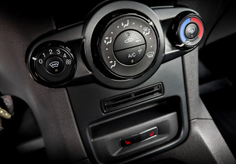 Подержанный автомобиль Ford Fiesta Sedan 2015 года (25 фото)