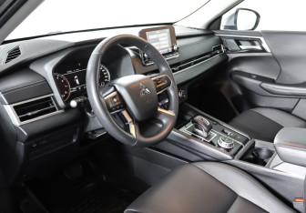 Подержанный автомобиль Mitsubishi Outlander 2022 года (15 фото)