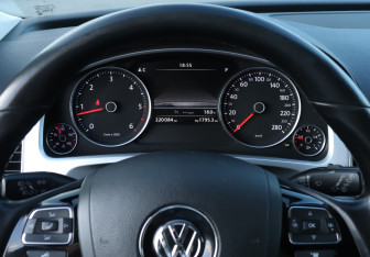 Подержанный автомобиль Volkswagen Touareg 2016 года (11 фото)