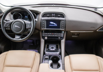 Подержанный автомобиль Jaguar F-Pace 2017 года (13 фото)