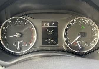 Подержанный автомобиль Skoda Octavia Liftback 2011 года (17 фото)