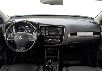 Подержанный автомобиль Mitsubishi Outlander 2014 года (14 фото)