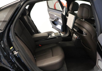 Подержанный автомобиль Audi A8 2021 года (25 фото)