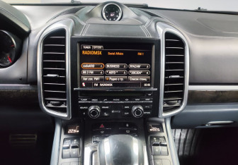 Подержанный автомобиль Porsche Cayenne 2012 года (17 фото)