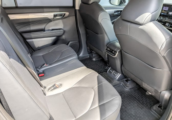 Подержанный автомобиль Toyota Highlander 2025 года (12 фото)