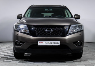 Подержанный автомобиль Nissan Pathfinder 2015 года (2 фото)