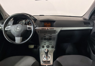Подержанный автомобиль Opel Astra Hatchback 2011 года (13 фото)