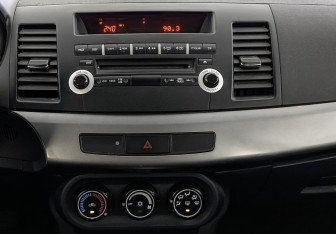 Подержанный автомобиль Mitsubishi Lancer Sedan 2010 года (17 фото)