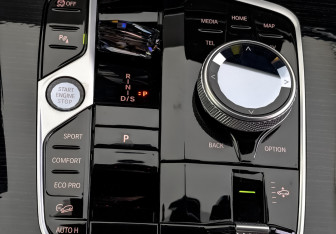 Подержанный автомобиль BMW X5 2025 года (21 фото)