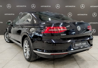 Подержанный автомобиль Volkswagen Passat Sedan 2018 года (7 фото)