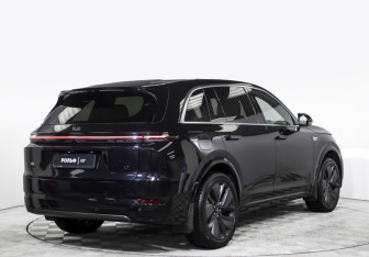 Подержанный автомобиль LiXiang L7 2024 года (5 фото)