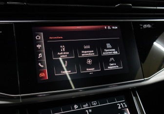 Подержанный автомобиль Audi Q8 2019 года (21 фото)