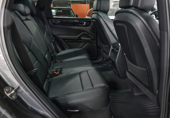 Подержанный автомобиль Porsche Cayenne 2019 года (12 фото)