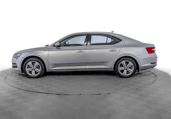 Подержанный автомобиль Skoda Superb Liftback 2021 года (8 фото)