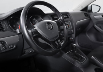 Подержанный автомобиль Volkswagen Jetta Sedan 2016 года (13 фото)