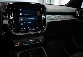 Подержанный автомобиль Volvo XC40 2019 года (19 фото)