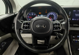 Подержанный автомобиль Kia Carnival 2021 года (16 фото)