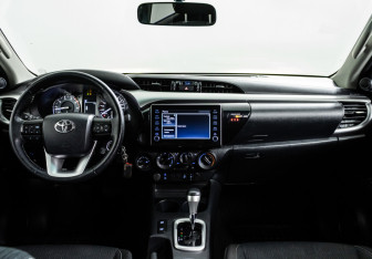 Подержанный автомобиль Toyota Hilux 2021 года (14 фото)