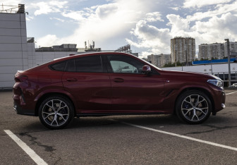 Подержанный автомобиль BMW X6 2020 года (7 фото)