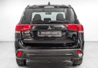 Подержанный автомобиль Mitsubishi Outlander 2021 года (6 фото)