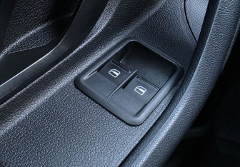 Подержанный автомобиль Skoda Fabia Hatchback 2014 года (15 фото)