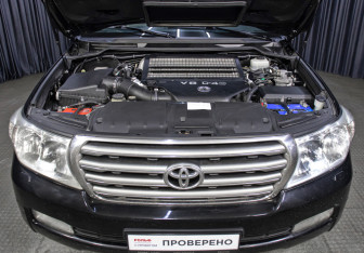 Подержанный автомобиль Toyota Land Cruiser Suv 2008 года (9 фото)
