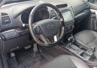 Подержанный автомобиль Kia Sorento 2015 года (14 фото)