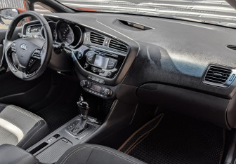 Подержанный автомобиль Kia Ceed Hatchback 2013 года (13 фото)