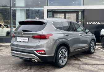 Подержанный автомобиль Hyundai Santa Fe 2019 года (5 фото)