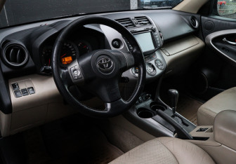 Подержанный автомобиль Toyota RAV4 2008 года (12 фото)