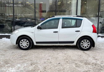 Подержанный автомобиль Renault Sandero 2013 года (5 фото)