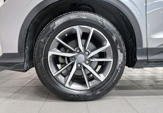 Подержанный автомобиль Geely Coolray 2022 года (19 фото)