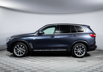Подержанный автомобиль BMW X5 2019 года (8 фото)