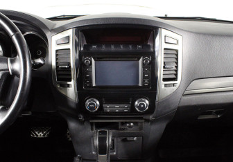 Подержанный автомобиль Mitsubishi Pajero 2015 года (14 фото)