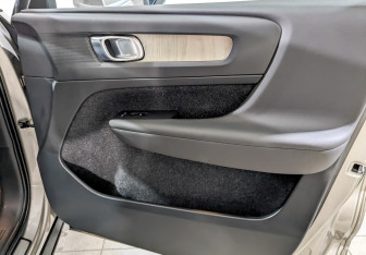 Подержанный автомобиль Volvo XC40 2019 года (26 фото)