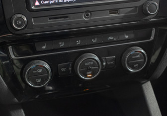 Подержанный автомобиль Volkswagen Jetta Sedan 2018 года (15 фото)