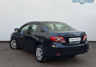 Подержанный автомобиль Toyota Corolla Sedan 2012 года (7 фото)