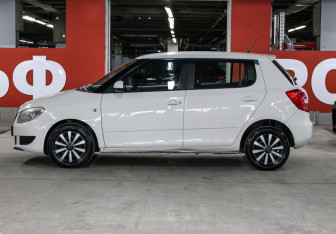 Подержанный автомобиль Skoda Fabia Hatchback 2011 года (8 фото)