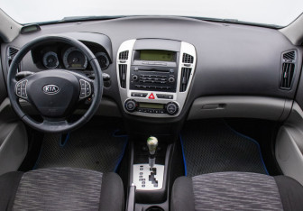 Подержанный автомобиль Kia Ceed Hatchback 2009 года (13 фото)