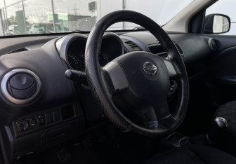 Подержанный автомобиль Nissan Note 2008 года (13 фото)