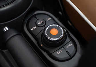 Подержанный автомобиль MINI Hatch 2021 года (19 фото)