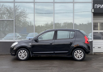 Подержанный автомобиль Renault Sandero 2010 года (8 фото)