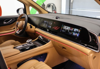 Подержанный автомобиль Voyah Dream 2023 года (7 фото)