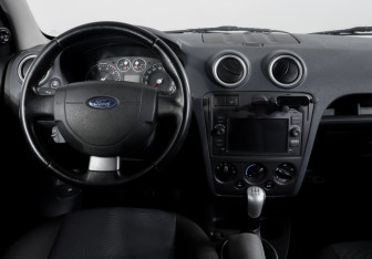 Подержанный автомобиль Ford Fusion 2006 года (12 фото)