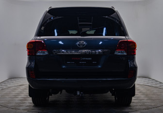 Подержанный автомобиль Toyota Land Cruiser Suv 2012 года (3 фото)