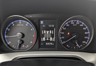 Подержанный автомобиль Toyota RAV4 2017 года (16 фото)