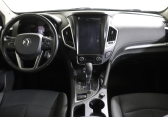 Подержанный автомобиль DongFeng AX7 2018 года (7 фото)