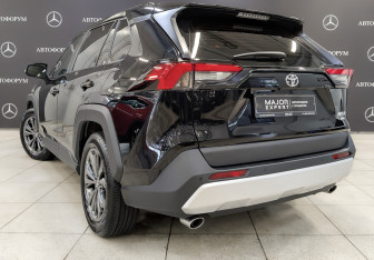 Подержанный автомобиль Toyota RAV4 2025 года (7 фото)