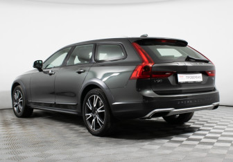 Подержанный автомобиль Volvo V90 Cross Country 2019 года (7 фото)