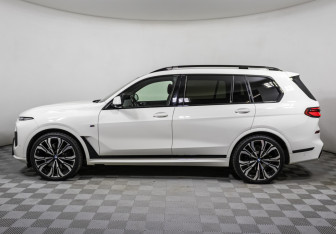 Подержанный автомобиль BMW X7 2022 года (8 фото)